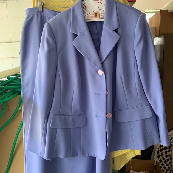 Dresses - Picture 13 of 14